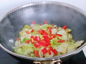 再加入切好的红椒，快速翻炒均匀即可关火。