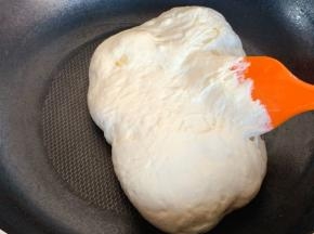 关火，加入小饼干、奥利奥饼干碎、瓜子仁和蔓越莓干