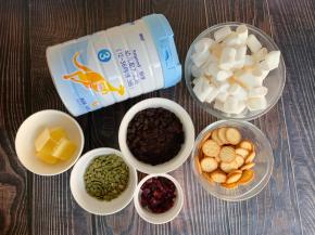 食材：
棉花糖200g、奥利奥饼干碎100g、小饼干60g、瓜子仁30g、蔓越莓干30g、黄油45g、奶粉45g、表层奶粉适量