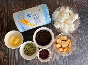 食材：
棉花糖200g、奥利奥饼干碎100g、小饼干60g、瓜子仁30g、蔓越莓干30g、黄油45g、奶粉45g、表层奶粉适量