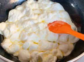 倒入棉花糖，一边搅拌一边加热至融化