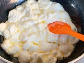 倒入棉花糖，一边搅拌一边加热至融化