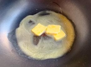 将黄油倒入不粘锅中，小火加热至融化