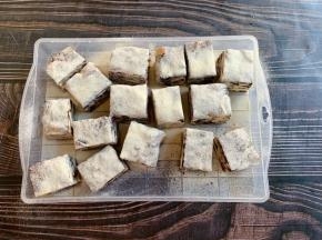 倒入不粘盘中，戴上食品手套，整理成方形，放至微热后切成小方块，并撒上少许奶粉即可