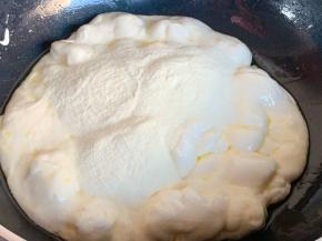 再加入45g奶粉，快速搅拌至完全融合