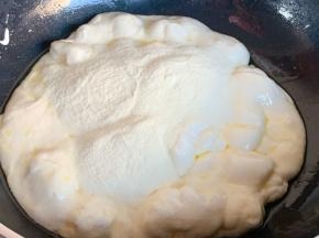 再加入45g奶粉，快速搅拌至完全融合