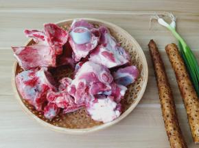 难得菜场看见有牛骨，买一点回来熬汤喝。