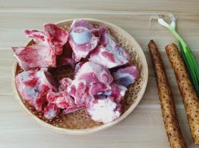 难得菜场看见有牛骨，买一点回来熬汤喝。