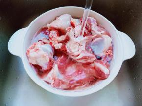 新鲜的牛骨与筒骨加满清水。