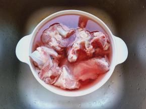 反复多浸泡几次，去除里面的血水。