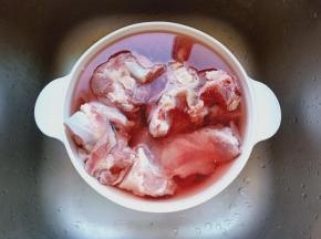 反复多浸泡几次，去除里面的血水。