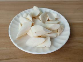 山药带手套削皮切菱形状。