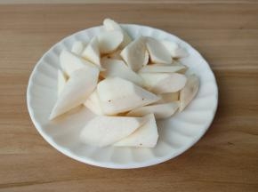 山药带手套削皮切菱形状。