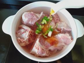 骨头放入炖锅加适量的料酒和葱，生姜片。