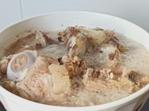 开大火开始焯水5分钟。