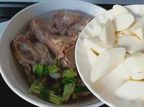 等骨头炖至半小时后加入山药炖。