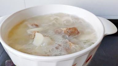 炖到骨头上的肉容易脱骨就可以加盐，鸡精调味起锅。要想汤汁浓白，盐一定要炖好了再放。