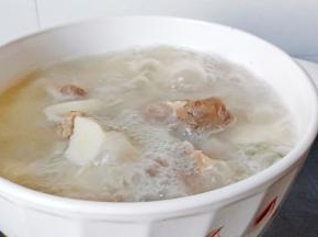炖到骨头上的肉容易脱骨就可以加盐，鸡精调味起锅。要想汤汁浓白，盐一定要炖好了再放。
