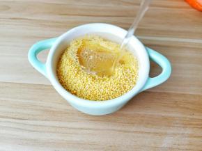 小米加水清洗一下挑去杂质。