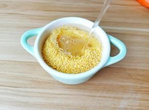 小米加水清洗一下挑去杂质。