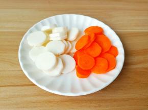 山药与胡萝卜削皮切小块。