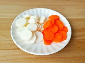 山药与胡萝卜削皮切小块。