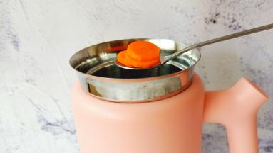 破壁机加入胡萝卜。