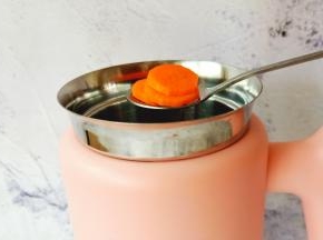 破壁机加入胡萝卜。