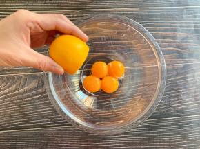 蛋黄里加入4～5滴柠檬汁