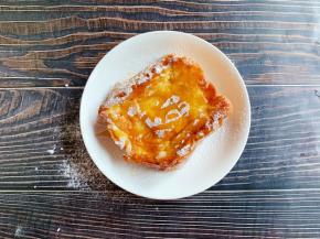 取出，撒上适量糖粉和蜂蜜