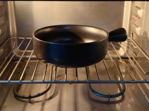 黄油放入烤碗中，送入烤箱加热融化