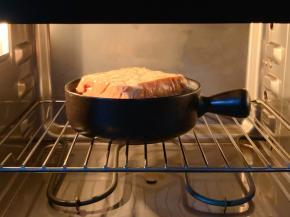 放入泡好的吐司，送入185度预热好的烤箱中层，上下火约烤25分钟