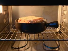 放入泡好的吐司，送入185度预热好的烤箱中层，上下火约烤25分钟