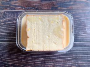 放入切成约5cm的厚吐司，浸泡过夜