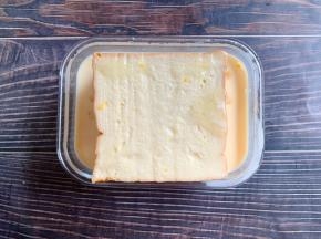 放入切成约5cm的厚吐司，浸泡过夜