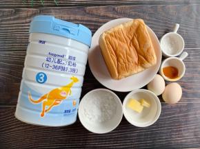 准备食材：
吐司1个、牛奶210g、鸡蛋2个、细砂糖20g、黄油10g、糖粉适量、蜂蜜适量、水果适量