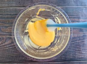 翻拌均匀至无颗粒状