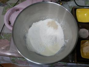 面团材料中除盐和黄油以外的所有食材放入面桶内。