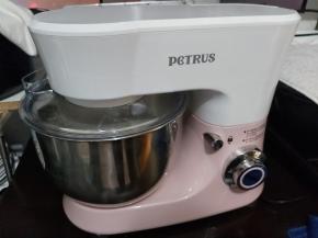 把面桶安装好，启动厨师机，1档5分钟，让材料混合均匀，然后转2档搅打10-15分钟，可以揉至粗膜状态。