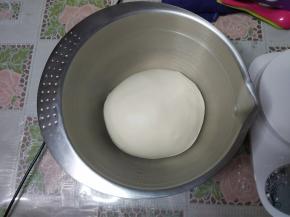 把面团收拢光滑放入小盆内，用保鲜膜包裹严实，放入冰箱冷藏发酵。（冷藏5℃12小时左右）