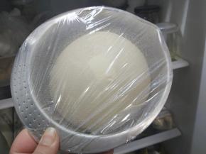 第二天取出冷藏发酵的面团，室温放置1小时左右让面团回温。