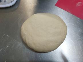 取出面团，轻压排气。