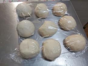 将面团称重，均分成九个小面团，简单滚圆后，松弛十分钟。