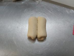 左右各自向中心位置卷起，卷到中间后压紧。