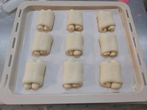 翻过来，造型完成，均衡的摆放到烤盘上。