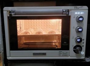 放入预热好的烤箱中层，烘烤15-20分钟。