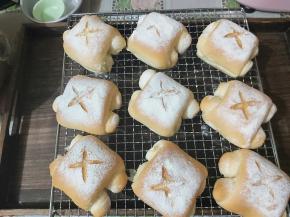 烤制完成后，马上取出，刷掉表面面粉，冷却后密封保存。