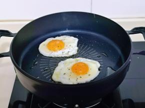 首先把鸡蛋煎好，起油锅，锅热后把蛋磕入，这样鸡蛋容易定型，撒上少许罗勒碎煎熟盛出备用，罗勒叶不喜欢可以不加。