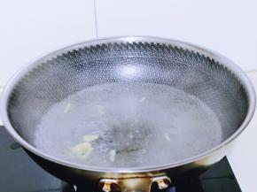 锅中加入水，再加入切好的姜丝烧开，转小火煮5分钟。