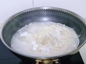 再下鸡蛋面煮熟，烧开后淋上一汤勺冷水，这样反复两次差不多了。